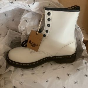 1460 women’s smooth leather lace up Dr. Martens